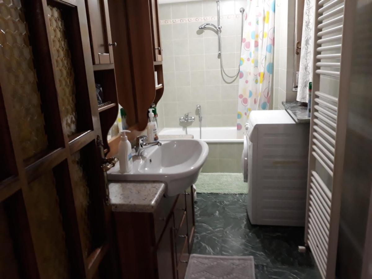 Appartamento Con Parcheggio Pubblico Sotto Casa Saint-Vincent Exterior photo